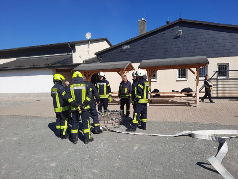Unterstützung bei der Truppmann Teil 2 Prüfung durch die Freiwillige Ortsfeuerwehr Barby 
